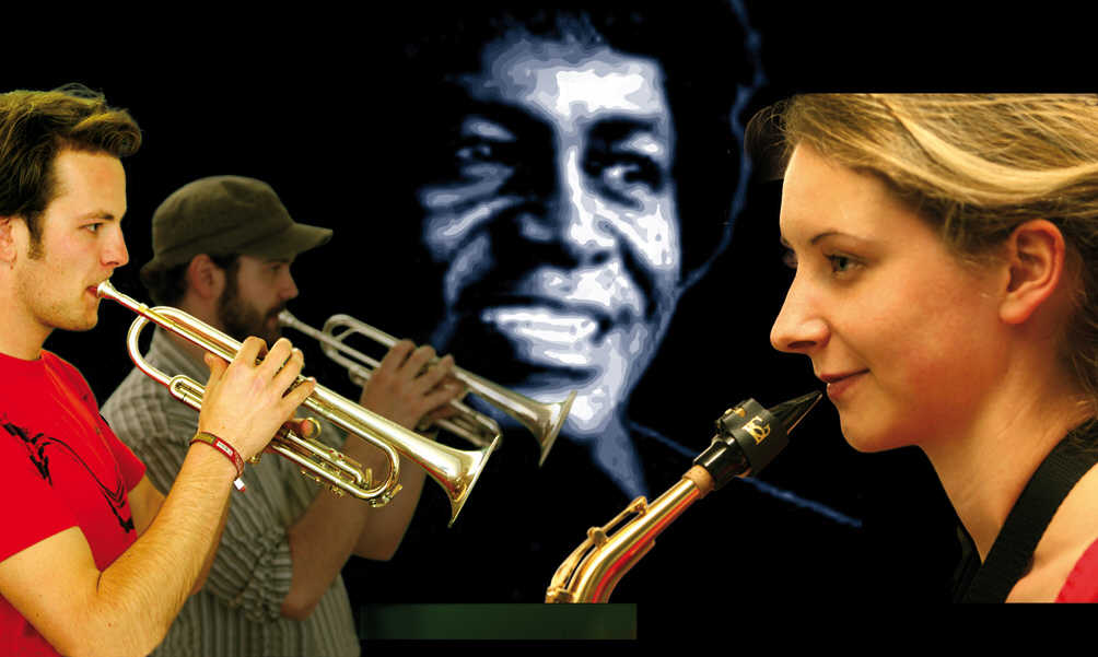 Fotomontage (Adelheid Rutenburges, Montage Manfred List): Musikerinnen und Musiker von „Feedback“, der Band des Faches Musik der Universität Paderborn, begegnen dem Mythos James Brown.