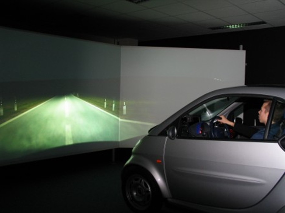 Foto: L-LAB-Fahrsimulator, der ein echtes Fahrzeug mit einer virtuellen Teststrecke interaktiv verknüpft