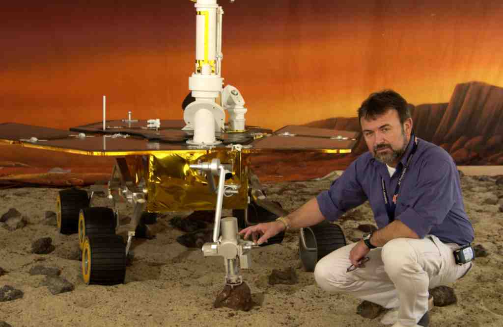 Foto: Ein Rover-Fahrzeug in einer dem Mars nachgestellten Landschaft mit Dr. Göstar Klingelhöfer von der Universität Mainz, der an der Uni Paderborn über "Wasser auf dem Mars?" referieren wird