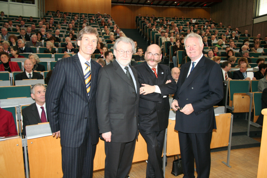 Foto: Vorfreude auf den Neujahrsempfang (v. li.): Uni-Rektor Prof. Dr. Nikolaus Risch, stv. Bürgermeister Josef Hackfort, Uni-Kanzler Jürgen Plato, Prof. Dr. Hans-Dieter Rinkens, Präsident des Deutschen Studentenwerkes