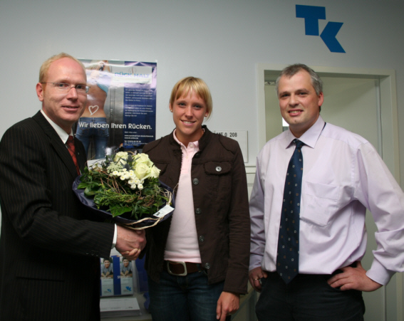 Foto (Heiko Appelbaum): Bei ihrem Besuch an der Uni traf Claudia Tonn auch Norbert Blome (TK-Studentenfachberater, re.) und Karl-Julius Sänger (TK-Vertriebsleiter).