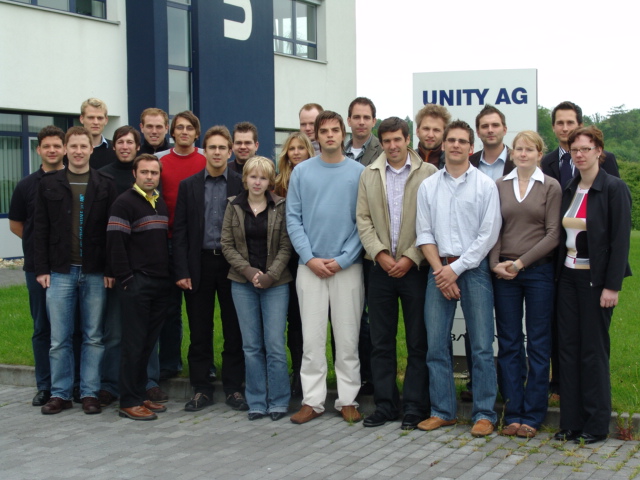 Bildunterschrift: Die Teilnehmer der Szenarioübung: 20 Studenten der Wirtschaftswissenschaften der Universität Paderborn, Almut Brünger und Christian Junker von der UNITY AG.