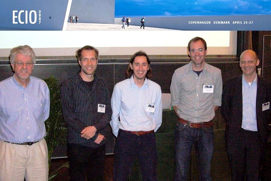 Foto: Die drei Preisträger Deran Maas, ETH Zürich (2. v. li), Francesco Morichetti, Politecnico di Milano (Mitte), und Christoph Vannahme, Universität Paderborn (2. v. re.), zusammen mit Steen Hanson, Chairman der Danish Optical Society (links), und Mo