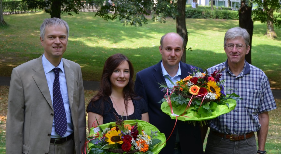 Foto: Die Weierstraß-Preisträger Eva Tebbe und Prof. Dr. Jürgen Klüners (Mitte), gemeinsam mit Martin Behnke von der Firma Atos (links) und Dekan Prof. Dr.-Ing. Joachim Böcker (rechts).